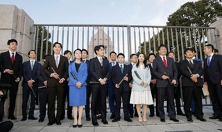 　国会の開門を待つ議員ら＝１８日午前７時５８分