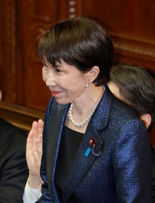 　衆院本会議で第１０５代首相に指名され、起立する高市早苗首相＝１８日午後３時１分