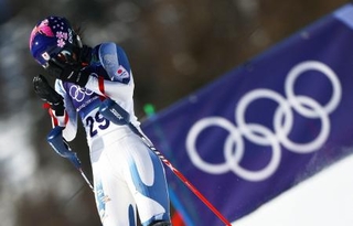 　アルペンスキー女子回転、１回目で途中棄権に終わり、顔をおさえる安藤麻＝１８日、コルティナダンペッツォ（ロイター＝共同）