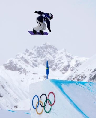 　男子スロープスタイル決勝　ジャンプする長谷川帝勝＝リビーニョ（共同）