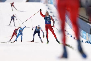 　スキー距離団体の男子スプリント・フリーで優勝し、手を挙げるノルウェーのクレボ、＝１８日、テーゼロ（ロイター＝共同）