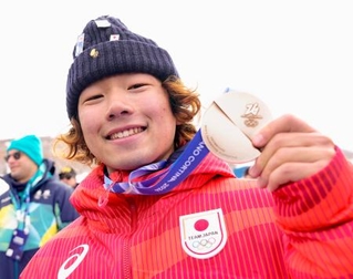 　ミラノ・コルティナ冬季五輪のスノーボード男子スロープスタイルで銀メダルを獲得し、笑顔を見せる長谷川帝勝＝１８日、イタリア・リビーニョ（共同）