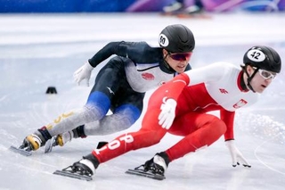 　男子５００メートル準々決勝　滑走する吉永一貴（左）＝ミラノ（共同）