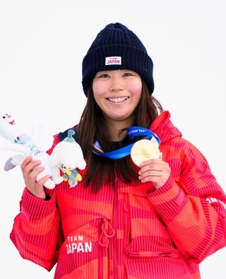 　ミラノ・コルティナ冬季五輪のスノーボード女子スロープスタイルで金メダルを獲得し、笑顔を見せる深田茉莉＝１８日、イタリア・リビーニョ（共同）