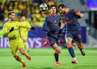 　ボデグリムト戦で競り合うインテル・ミラノのアチェルビ（右）＝ボーデ（ＡＰ＝共同）