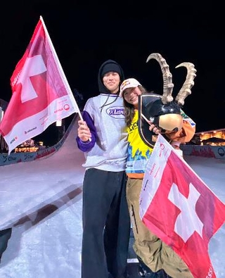 　遠征先のスイスで記念撮影する深田茉莉（右）と兄の渚さん＝２０２４年１０月（渚さん提供）