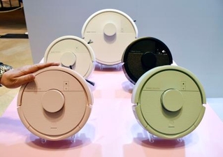 　ルンバの小型新モデル（手前４個）と旧モデル