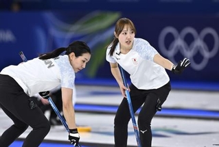 　ミラノ・コルティナ冬季五輪のイタリア戦でスイープするカーリング女子日本代表で最年少の小林未奈（右）＝１７日、イタリア・コルティナダンペッツォ（共同）