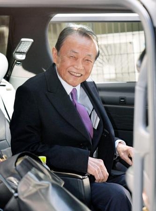 　派閥の例会を終えた自民党の麻生副総裁＝１９日午後、東京都千代田区