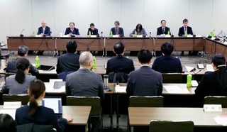　ｉＰＳ細胞を使った再生医療等製品の製造販売承認について審議する厚労省専門部会＝１９日午後、厚労省
