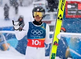 　男子団体スプリント　前半飛躍を終えた渡部暁斗＝プレダッツォ（共同）