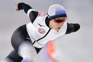 　スピードスケート女子１０００メートルで滑走する高木美帆＝９日、イタリア・ミラノ（共同）