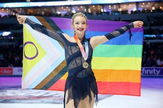 　フィギュアスケートの全米選手権で３連覇を果たし、表彰式で虹色の旗を掲げるアンバー・グレン＝１月、セントルイス（ゲッティ＝共同）