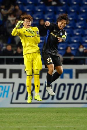 　浦項に勝利し、喜ぶＧ大阪・中谷（右）とＧＫ東口＝パナスタ