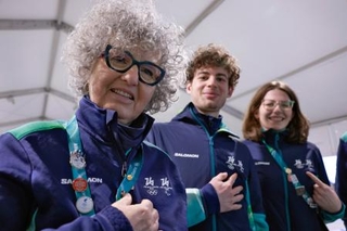 　ミラノ・コルティナ冬季五輪のボランティア＝１９日、イタリア・コルティナダンペッツォ（共同）