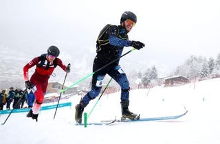 　山岳スキー男子スプリントで銀メダルを獲得したＡＩＮのニキータ・フィリポフ（右）＝１９日、イタリア・ボルミオ（ゲッティ＝共同）