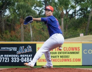 　実戦形式に登板したメッツ・千賀＝ポートセントルーシー（共同）