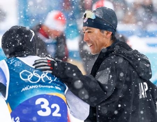 　ノルディックスキー複合男子団体スプリントの後半距離で、ゴールした山本涼太（左）をねぎらう渡部暁斗＝１９日、テーゼロ（共同）