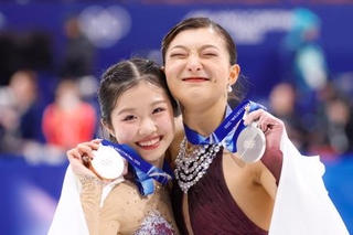 　ミラノ・コルティナ冬季五輪のフィギュアスケート女子で銀メダルを獲得した坂本花織（右）と銅メダルの中井亜美＝１９日、イタリア・ミラノ（共同）