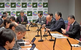 　罰則付きカスハラ防止条例の中間案を確認する三重県の一見勝之知事（右端）ら＝２０日午後、三重県庁