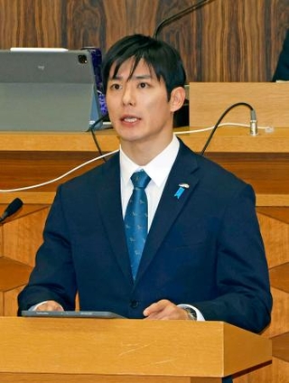 　福井県議会本会議で発言する石田嵩人知事＝２０日午前