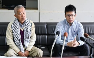 　旧日本海軍の艦艇「燕」の調査概要を発表する水中探検家の伊左治佳孝さん（右）＝２０日午前、沖縄県庁