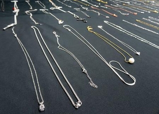 　国民生活センターが金属アレルギーの危険性を調べる試験に使った市販品のネックレス