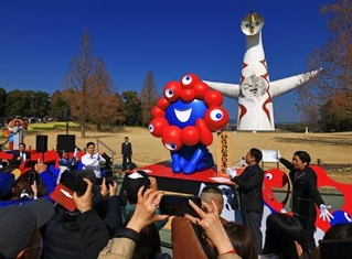 　万博記念公園で開かれた「ミャクミャク」像の移設セレモニー＝２１日午前、大阪府吹田市