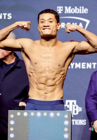 　ＷＢＡスーパーライト級タイトルマッチの前日計量をクリアした平岡アンディ＝２０日、ラスベガス（ゲッティ＝共同）