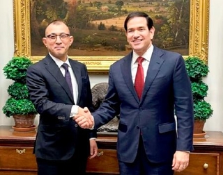 　米国のルビオ国務長官（右）と会談した市川恵一国家安全保障局長＝２０日、ワシントン（内閣官房国家安全保障局提供）