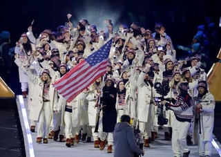 　ミラノ五輪の開会式で入場行進する米国選手団＝６日、イタリア・ミラノ（共同）