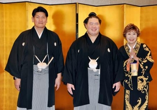 　披露宴を前に笑顔の明生（中央）。左は師匠の立浪親方、右は祝福に駆け付けた歌手の小林幸子さん＝２１日、東京都内