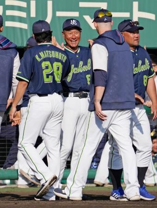 　巨人とのオープン戦に勝利し、勝利投手の松本健（手前左）と先発のウォルターズ（同右）と笑顔でタッチを交わすヤクルト・池山監督＝沖縄セルラー