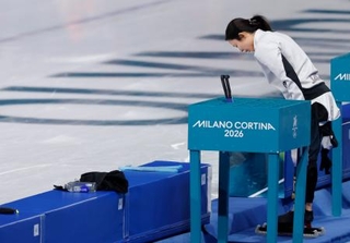 　女子１５００メートルのレースを終え、リンクに一礼する高木美帆。６位だった＝２０日、ミラノ（共同）