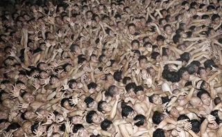 　「西大寺会陽」で本堂に集まり宝木の投下を待つ男たち＝２１日夜、岡山市東区の西大寺観音院