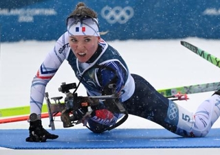 　バイアスロン女子１２・５キロ、射撃の伏射に臨むオセアヌ・ミシュロン＝２１日、アンテルセルバ（ロイター＝共同）