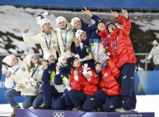 　ノルディックスキー・ジャンプ混合団体の表彰式で自撮りする二階堂蓮（右端）ら＝１０日、イタリア・プレダッツォ（共同）