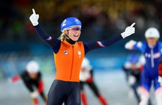 　女子マススタートを制し、両手の人さし指を突き上げるマライケ・フルーネワウト（オランダ＝２１日、ミラノ（ロイター＝共同）