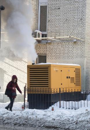 　停電に対応するため、ウクライナの首都キーウ市内に設置された発電機＝２０日