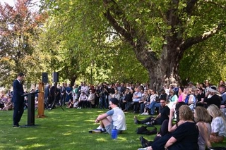 　ニュージーランド地震から１５年となり開かれた追悼式＝２２日、クライストチャーチ（共同）
