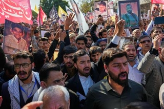 　１３日、パキスタンの首都イスラマバードで２月上旬に起きた自爆テロに抗議する人たち（ＡＰ＝共同）