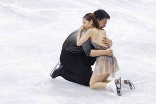 　フィギュアスケートペア・フリーの演技を終え、抱き合う三浦璃来（右）と木原龍一＝１６日、ミラノ（共同）