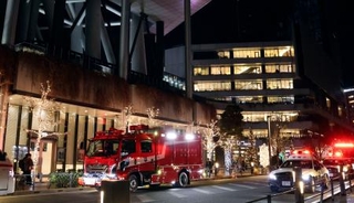 　エレベーターが急停止した東京スカイツリー付近に集まった緊急車両＝２２日夜、東京都墨田区