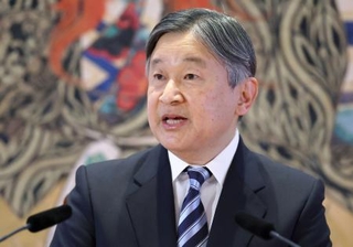 　６６歳の誕生日を前に記者会見される天皇陛下＝１９日、宮殿・石橋の間（代表撮影）