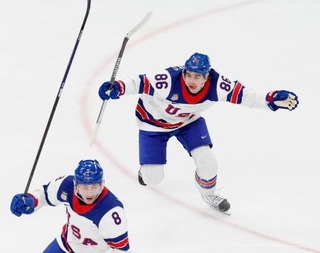 　カナダ-米国　延長、決勝ゴールを決め喜ぶ米国のＪ・ヒューズ（右）＝ミラノ（共同）