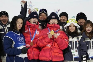 　スノーボード男子ハーフパイプを終え、笑顔で集合写真に納まる（前列中央から左へ）金メダルの戸塚優斗、銅メダルの山田琉聖、７位の平野歩夢＝１３日、リビーニョ（共同）