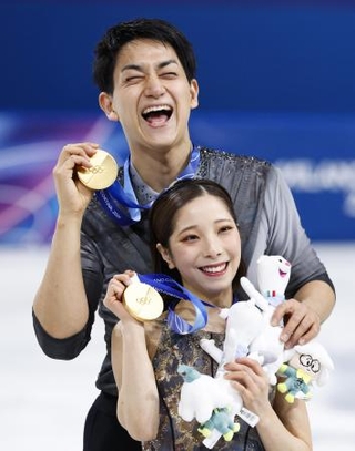 　フィギュアスケート・ペアで金メダルを獲得した三浦璃来（手前）、木原龍一組＝１６日、ミラノ（共同）