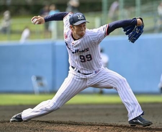 　６回から登板し、３回１失点のヤクルト・青柳＝ＡＮＡ浦添