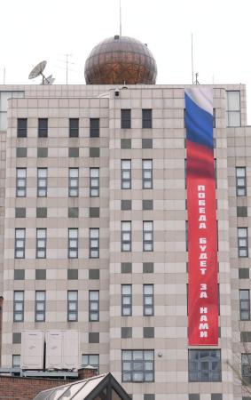 　在韓国ロシア大使館に掲げられた「勝利はわれわれのもの」と記された垂れ幕＝２３日、ソウル（共同）
