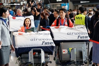 　ミラノ・コルティナ冬季五輪を終えて帰国したフィギュアスケートペアの三浦璃来（左）と木原龍一＝２４日午後、成田空港